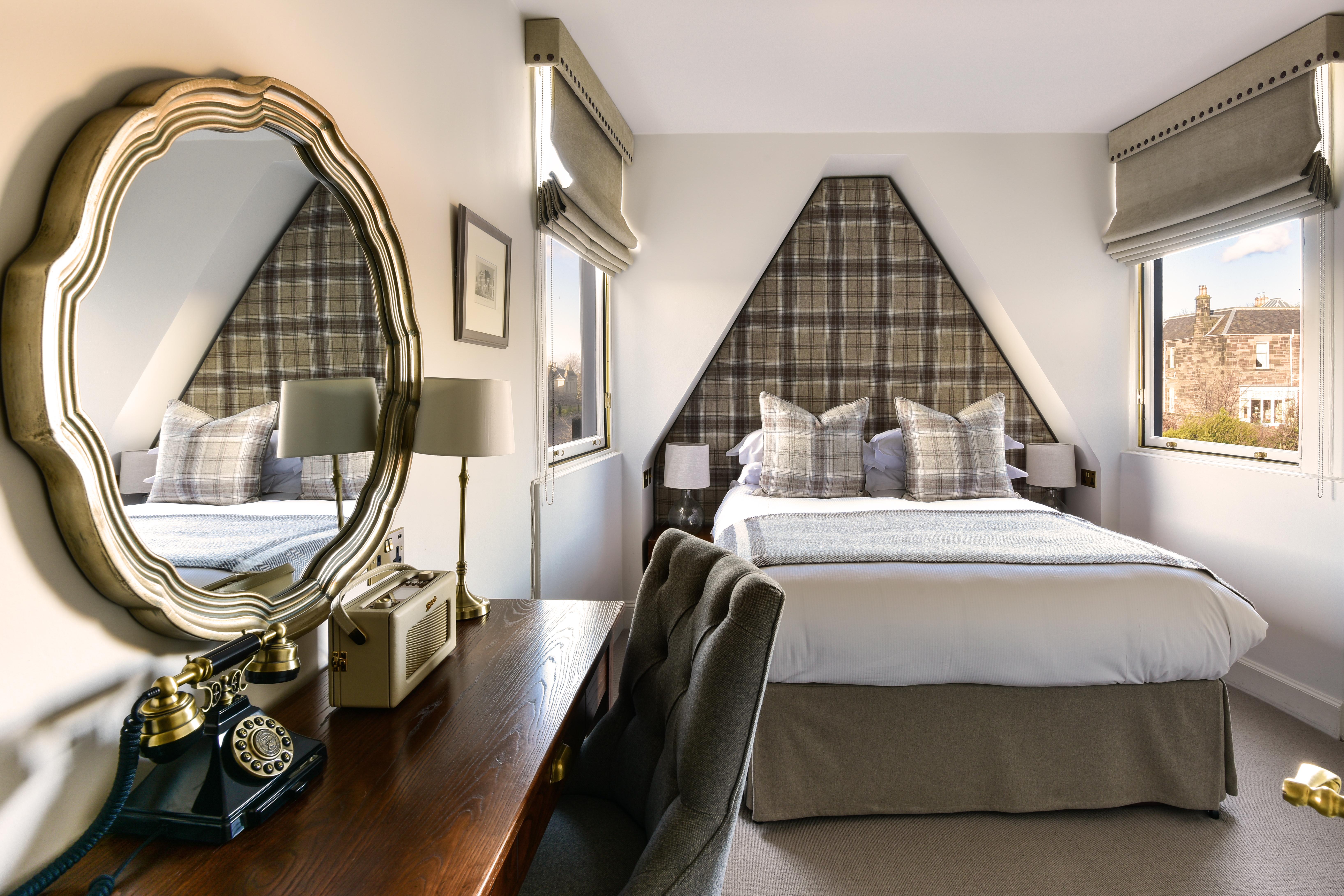 เดอะ ดันสเตน เฮาส์ Hotel เอดินบะระ ภายนอก รูปภาพ A bedroom at the hotel
