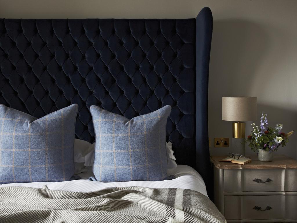 เดอะ ดันสเตน เฮาส์ Hotel เอดินบะระ ภายนอก รูปภาพ A bed with a blue velvet headboard