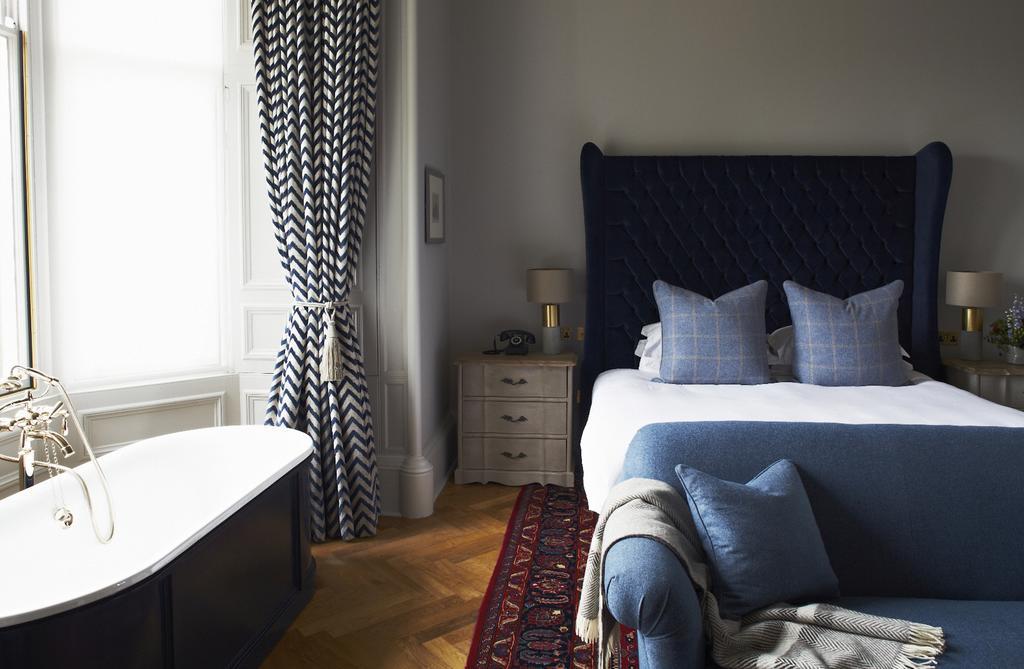 เดอะ ดันสเตน เฮาส์ Hotel เอดินบะระ ภายนอก รูปภาพ A bedroom at the hotel