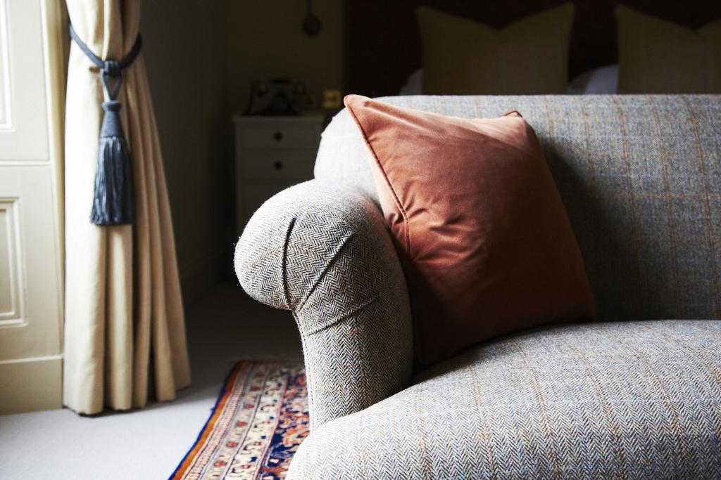 เดอะ ดันสเตน เฮาส์ Hotel เอดินบะระ ภายนอก รูปภาพ A throw pillow on a sofa