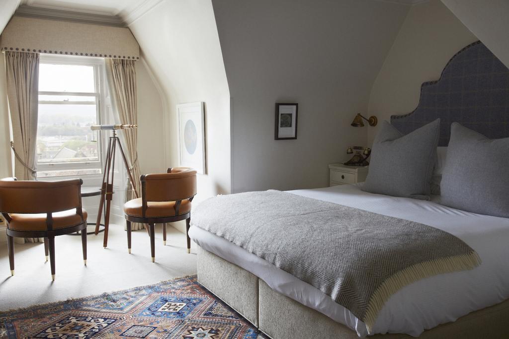 เดอะ ดันสเตน เฮาส์ Hotel เอดินบะระ ภายนอก รูปภาพ A bedroom at the hotel
