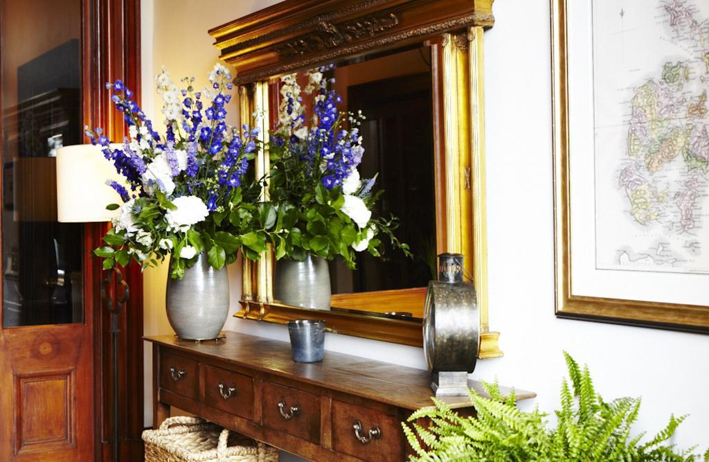 เดอะ ดันสเตน เฮาส์ Hotel เอดินบะระ ภายนอก รูปภาพ A mirror on a console table