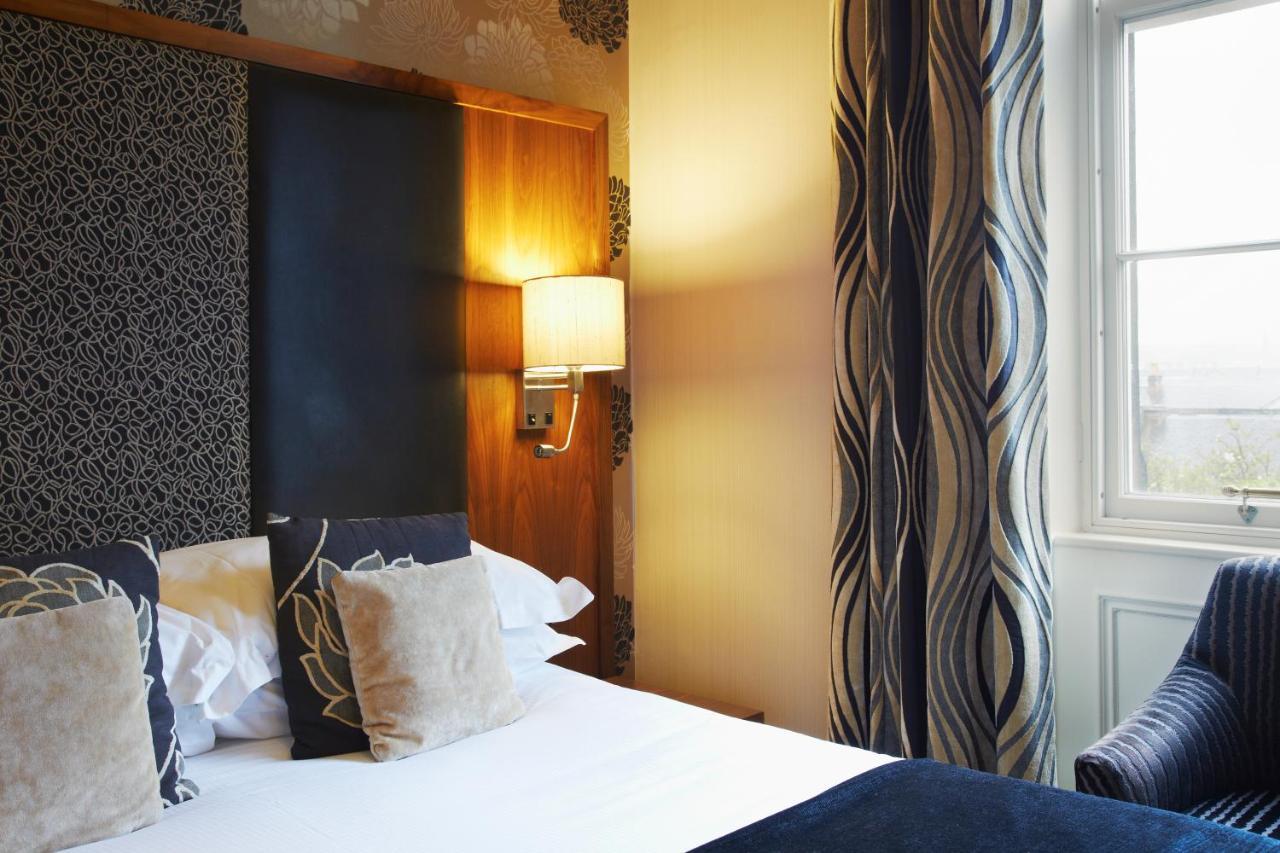 เดอะ ดันสเตน เฮาส์ Hotel เอดินบะระ ภายนอก รูปภาพ A bedroom at the hotel