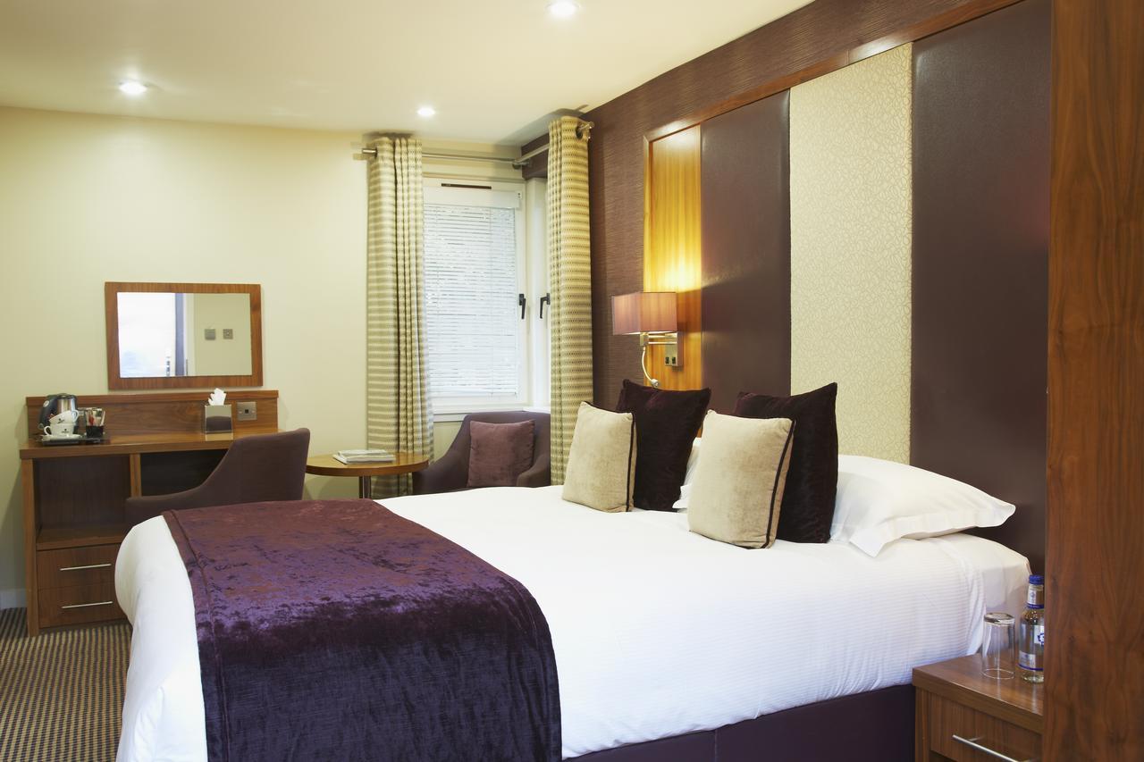 เดอะ ดันสเตน เฮาส์ Hotel เอดินบะระ ภายนอก รูปภาพ A bedroom at the hotel