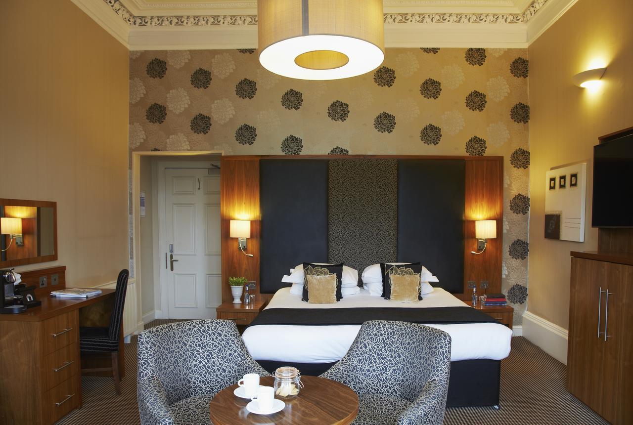 เดอะ ดันสเตน เฮาส์ Hotel เอดินบะระ ภายนอก รูปภาพ A bedroom at the hotel