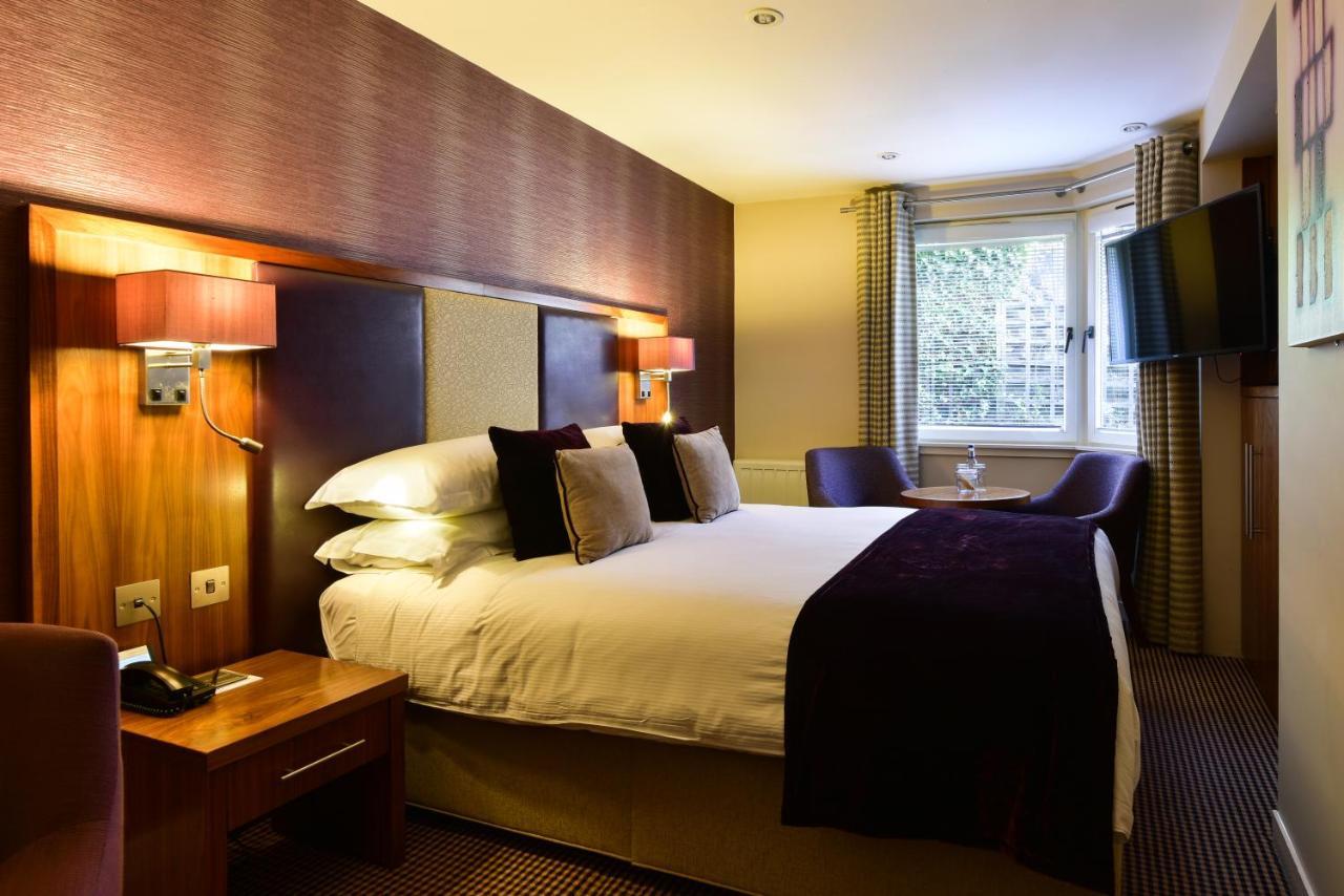 เดอะ ดันสเตน เฮาส์ Hotel เอดินบะระ ภายนอก รูปภาพ A bedroom at the hotel