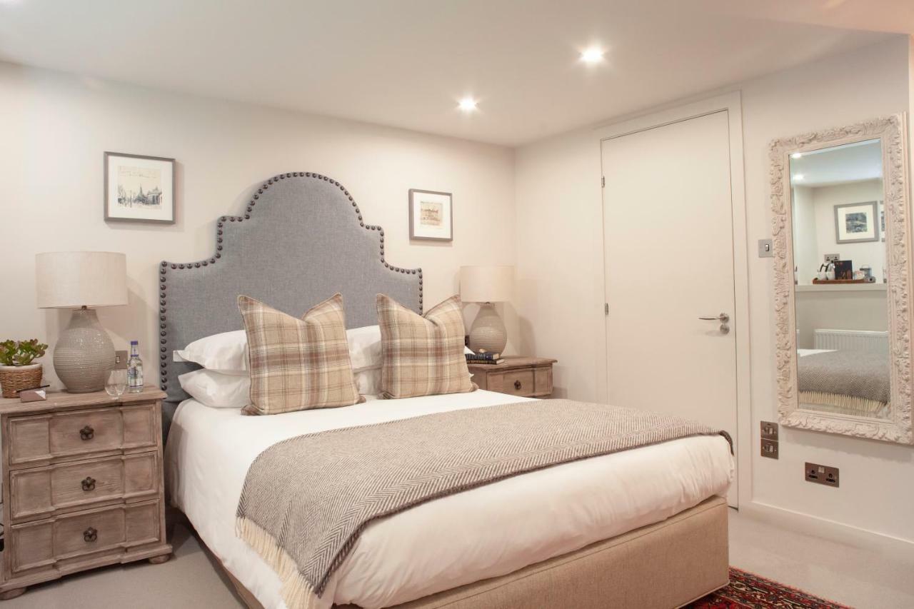 เดอะ ดันสเตน เฮาส์ Hotel เอดินบะระ ภายนอก รูปภาพ A bedroom at The Swan