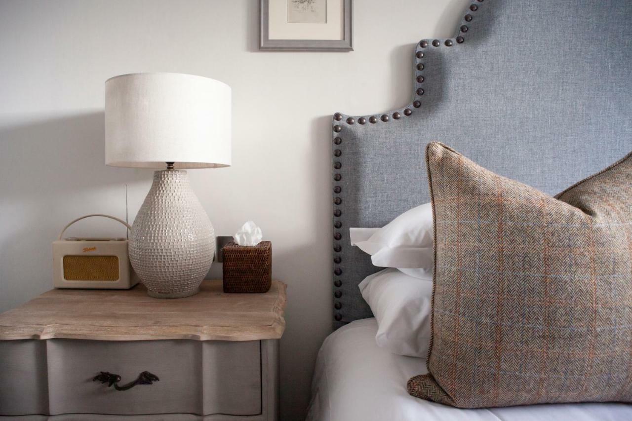 เดอะ ดันสเตน เฮาส์ Hotel เอดินบะระ ภายนอก รูปภาพ A bedside table