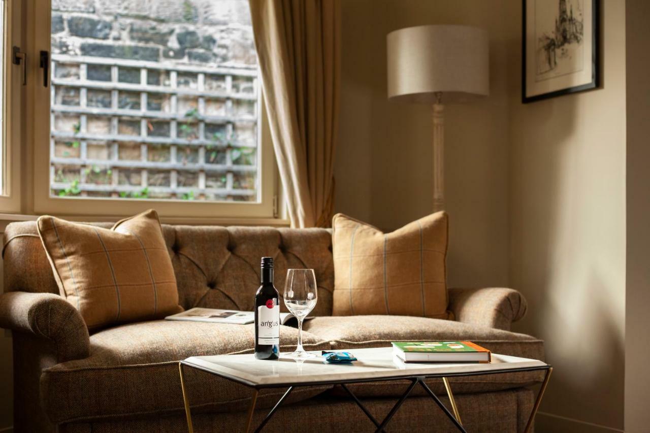 เดอะ ดันสเตน เฮาส์ Hotel เอดินบะระ ภายนอก รูปภาพ A living room at the hotel