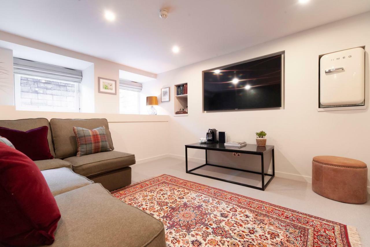 เดอะ ดันสเตน เฮาส์ Hotel เอดินบะระ ภายนอก รูปภาพ A living room in a serviced apartment in London