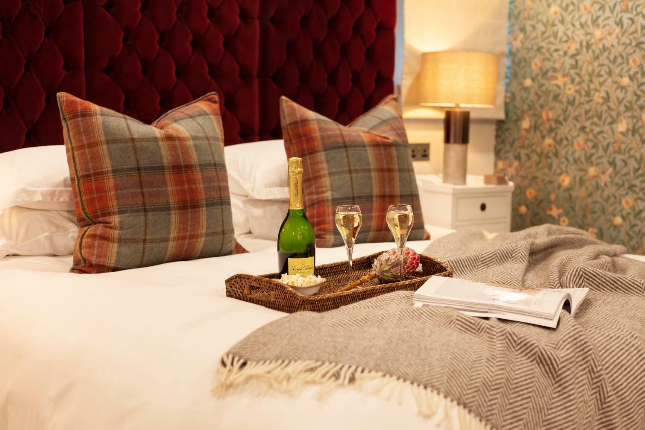 เดอะ ดันสเตน เฮาส์ Hotel เอดินบะระ ภายนอก รูปภาพ A bedroom at The Old Inn