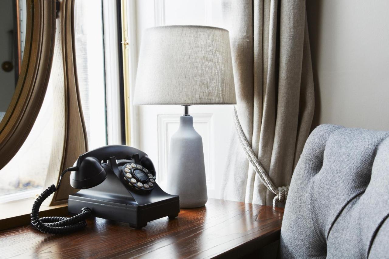 เดอะ ดันสเตน เฮาส์ Hotel เอดินบะระ ภายนอก รูปภาพ A telephone with a rotary dial